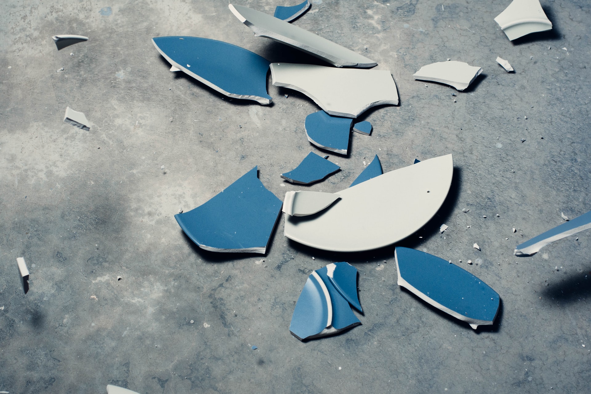 Oh no! Broken plates on the floor