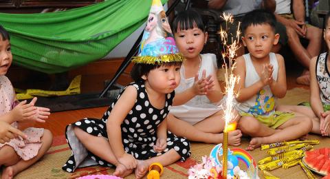 Young children at birthday party, Asian