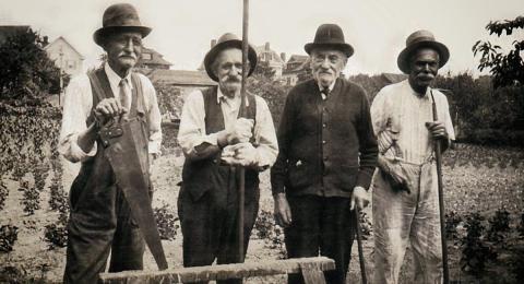 4 old farmers in the 1920s