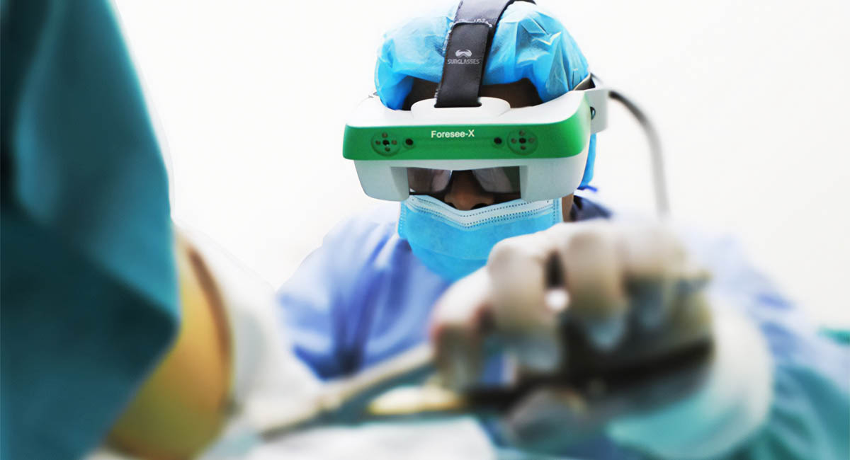 surgeon with VR headset
